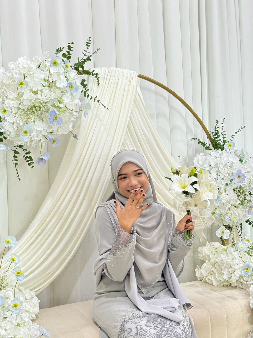 Athirah menunjukkan cincin pertunangan